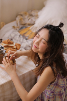 宁荣荣黑色蕾丝抹胸连衣裙